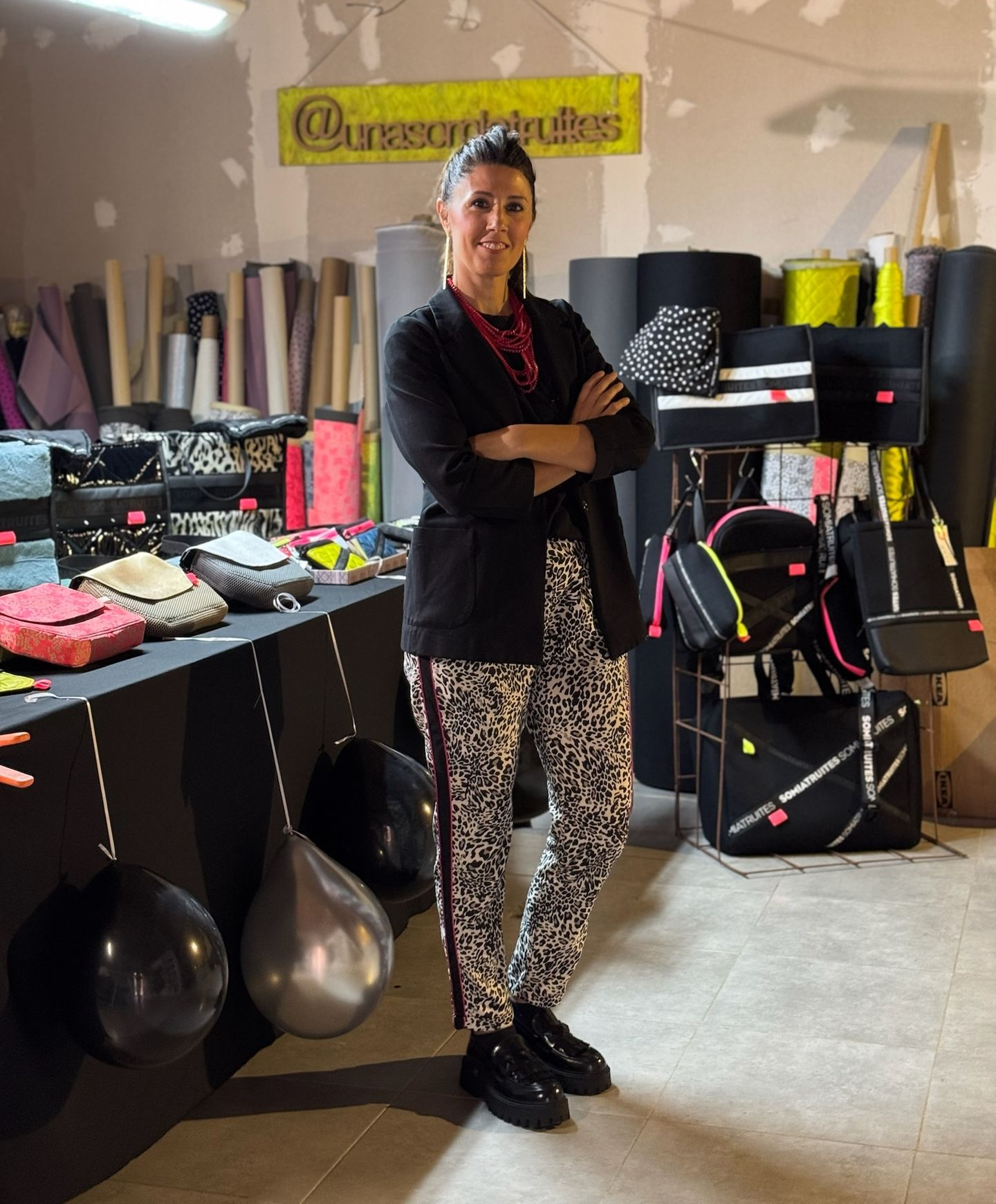 Entre fils, patrons i moltes idees… així és el meu dia a dia. Cada bolso neix aquí, al taller, on tot pren forma amb les meves pròpies mans.