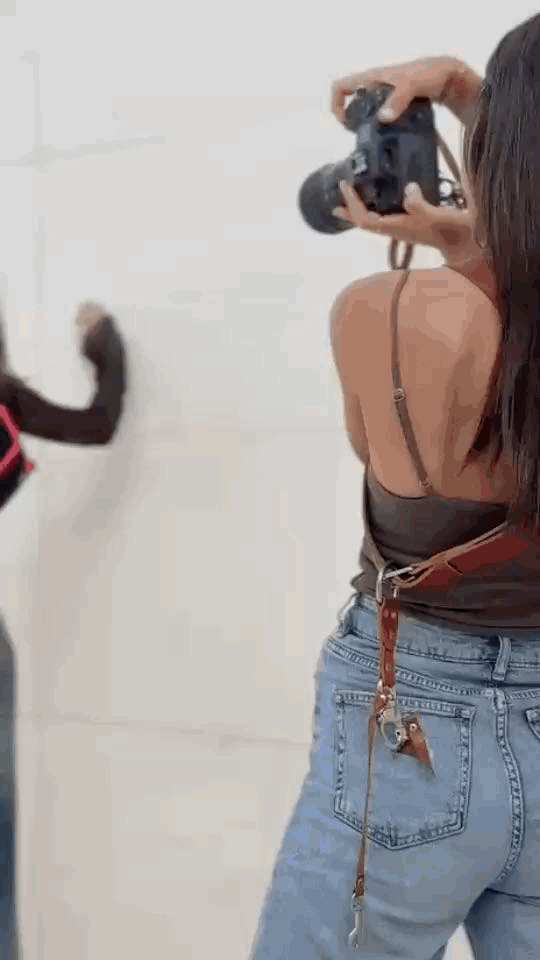 Des de la càmera fins a l’agulla, cada detall compta. Ens agrada ensenyar-te com capturem l’ànima de cada peça i de la marca.